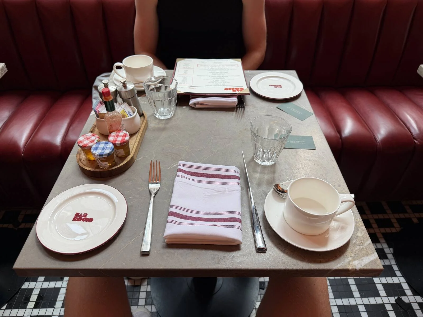 kimpton-era-midtown-new-york-bar-rocco-table-setting