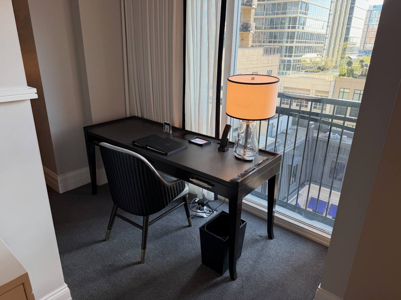 waldorf-astoria-chicago-junior-suite-work-desk-city-view.jpg