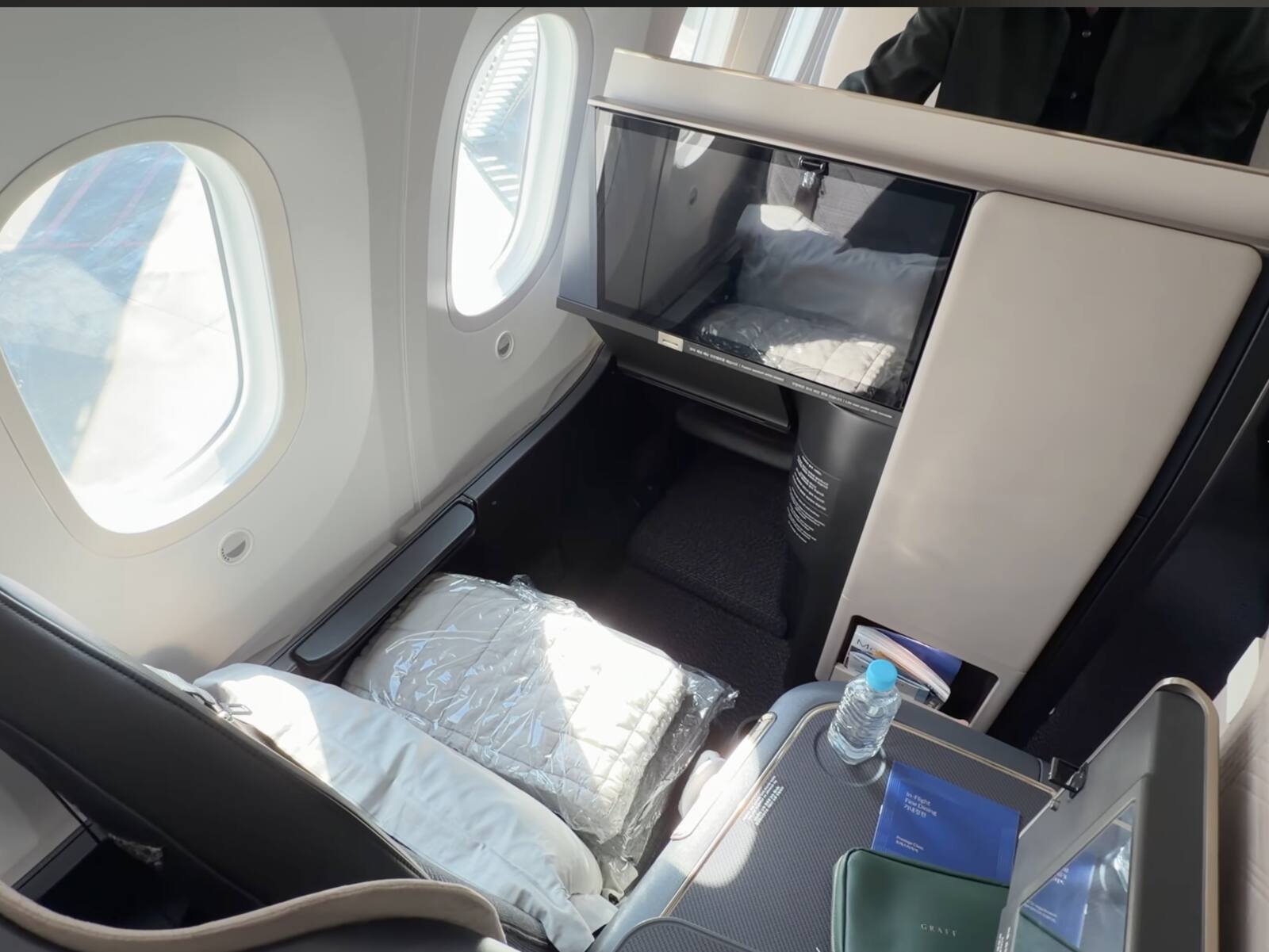 korean-air-prestige-class-seat-amenity-kit-pillow