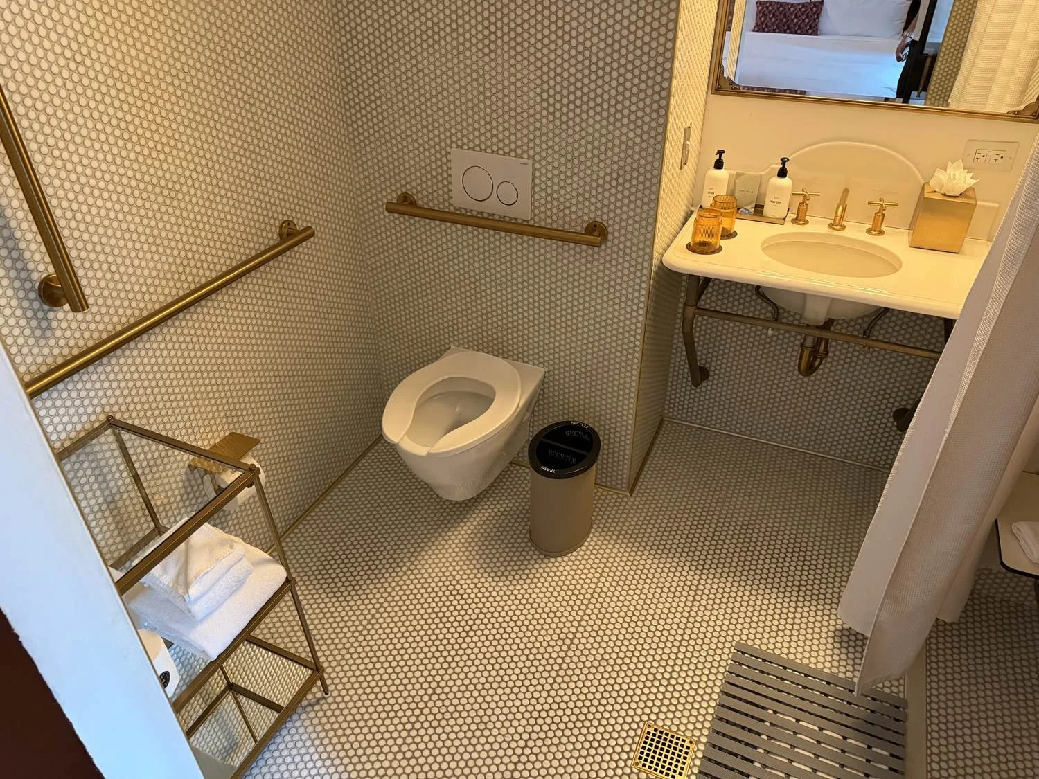 civilian-hotel-new-york-spacious-king-room-bathroom-overview-b