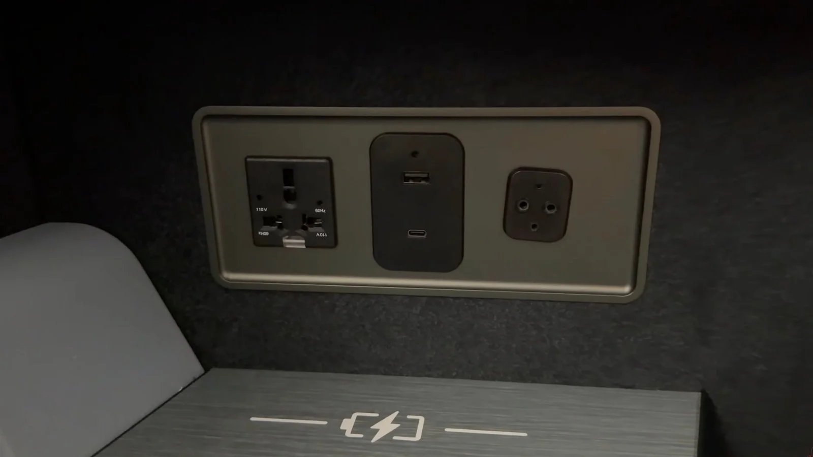 japan-airlines-a350-1000-business-class-seat-power-outlets