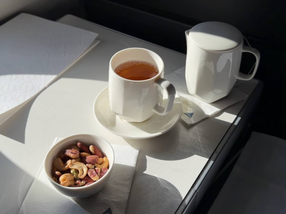 delta-one-a350-900-business-class-welocome-drink-and-snacks