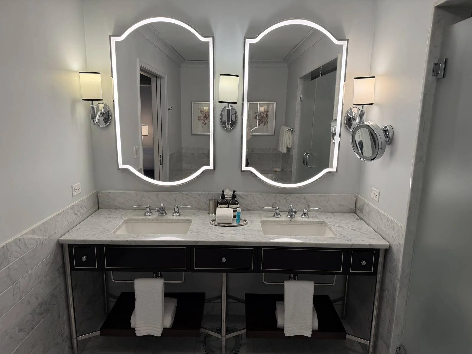 waldorf-astoria-chicago-junior-suite-bathroom-vanity-mirrors-closeup.jpg