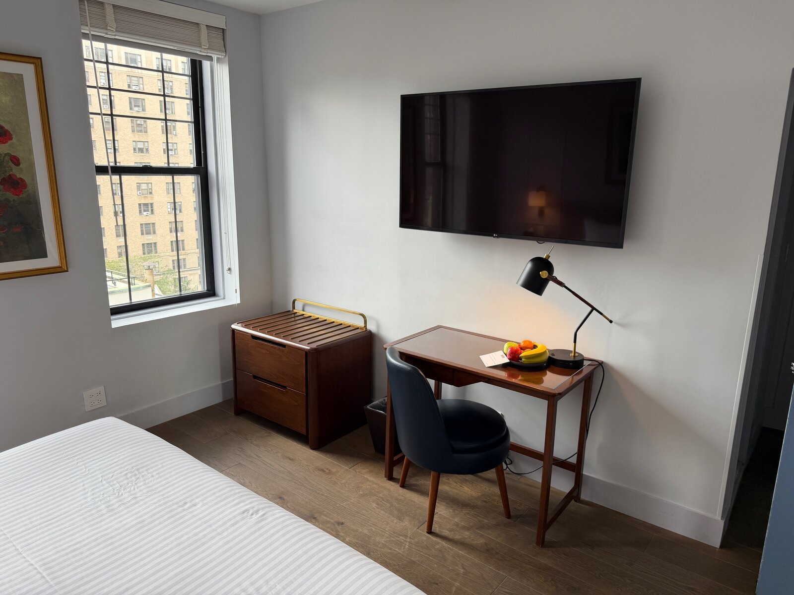 hotel-belleclaire-new-york-deluxe-one-king-bedroom-tv-desk-view-b