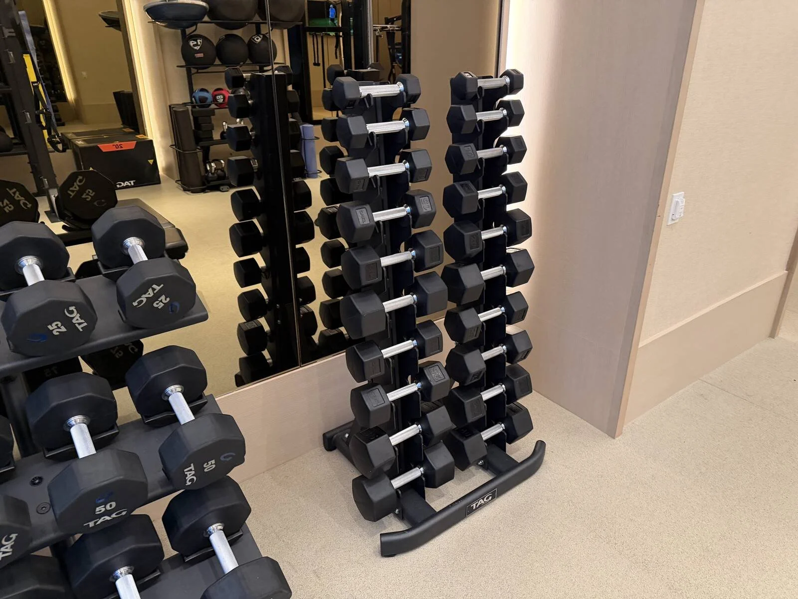 kimpton-era-midtown-new-york-fitness-center-dumbbell-rack