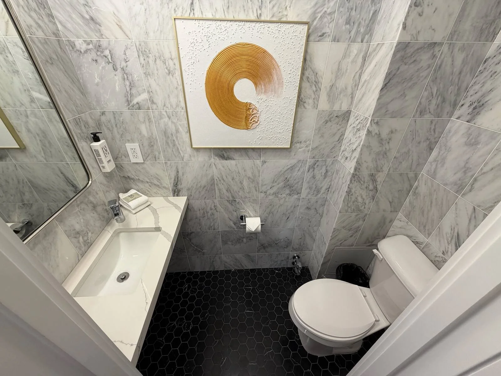 hotel-belleclaire-new-york-presidential-suite-powder-room
