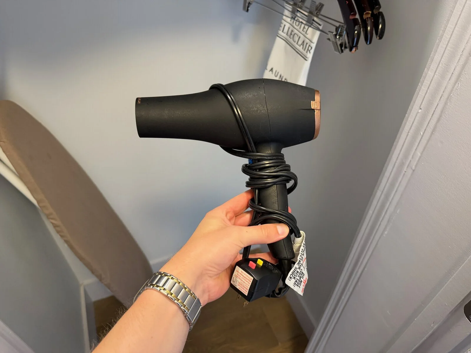 hotel-belleclaire-new-york-deluxe-one-king-bedroom-closet-hairdryer-detail.jpg