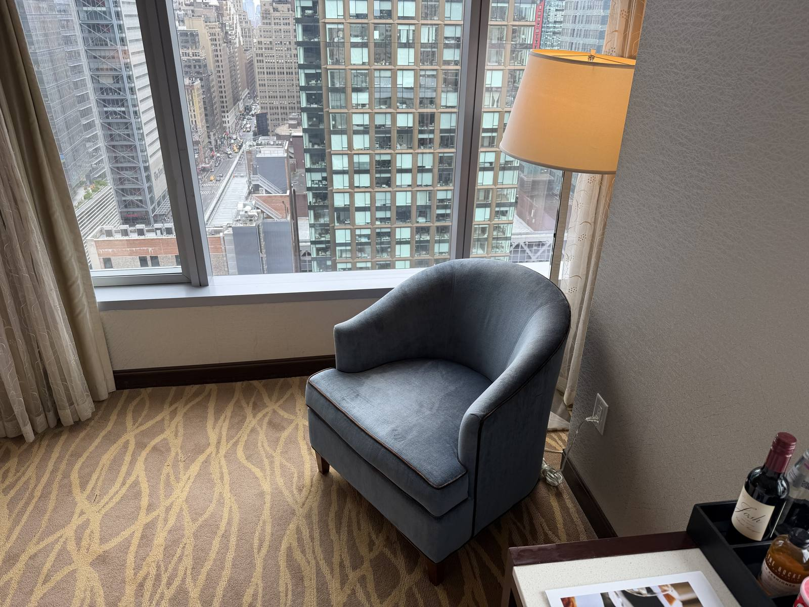 intercontinental-new-york-times-square-king-premium-corner-armchair-corner-window-view