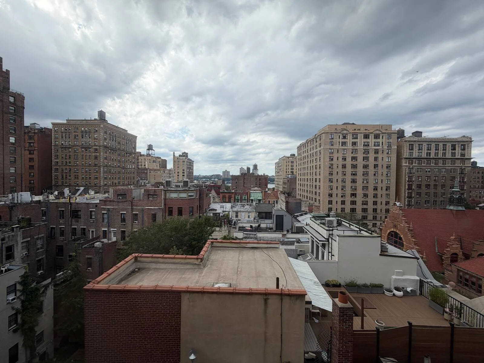 hotel-belleclaire-new-york-deluxe-one-king-bedroom-skyline-window-view