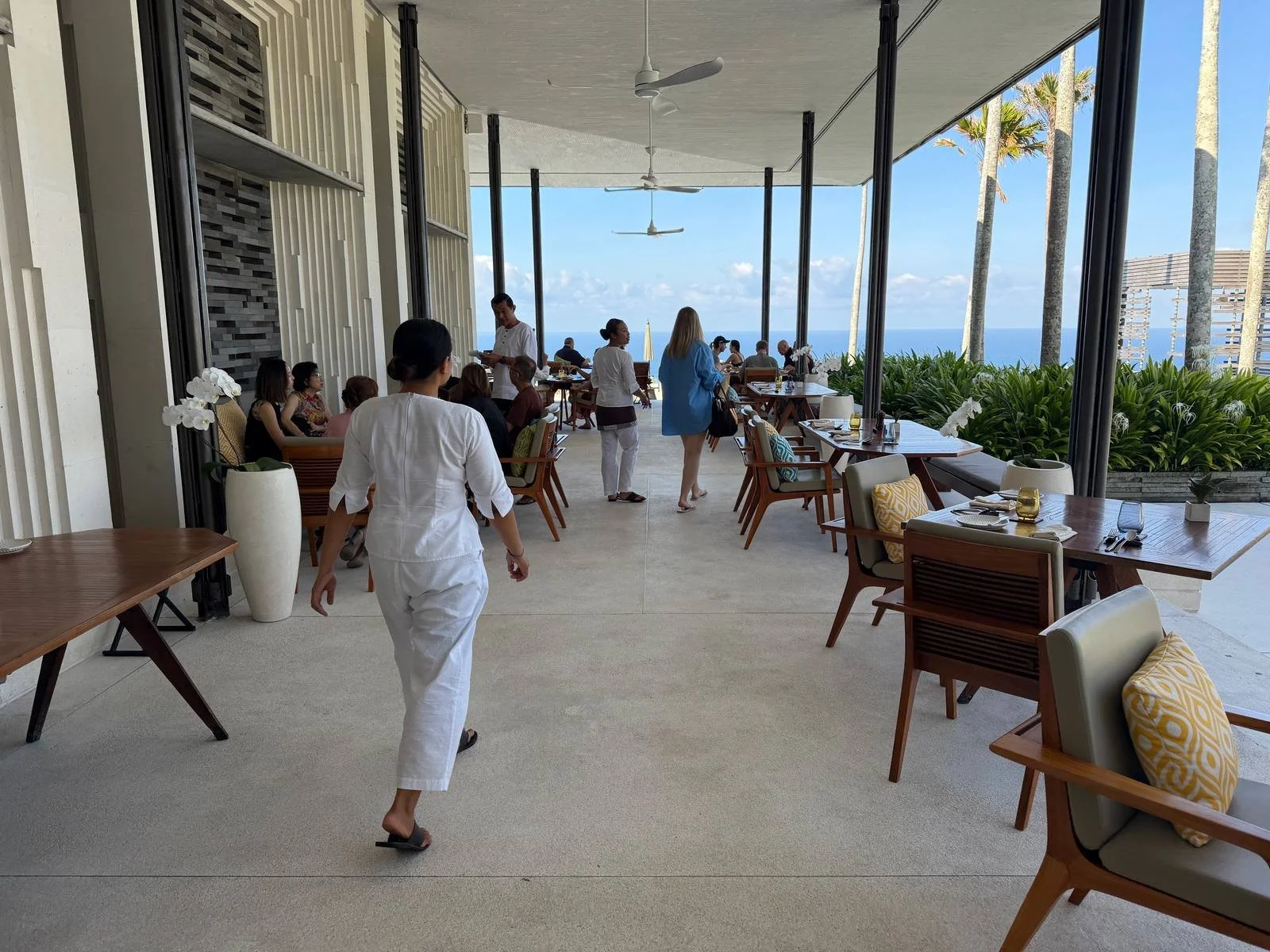 alila-villas-uluwatu-cire-restaurant-breakfast-interior