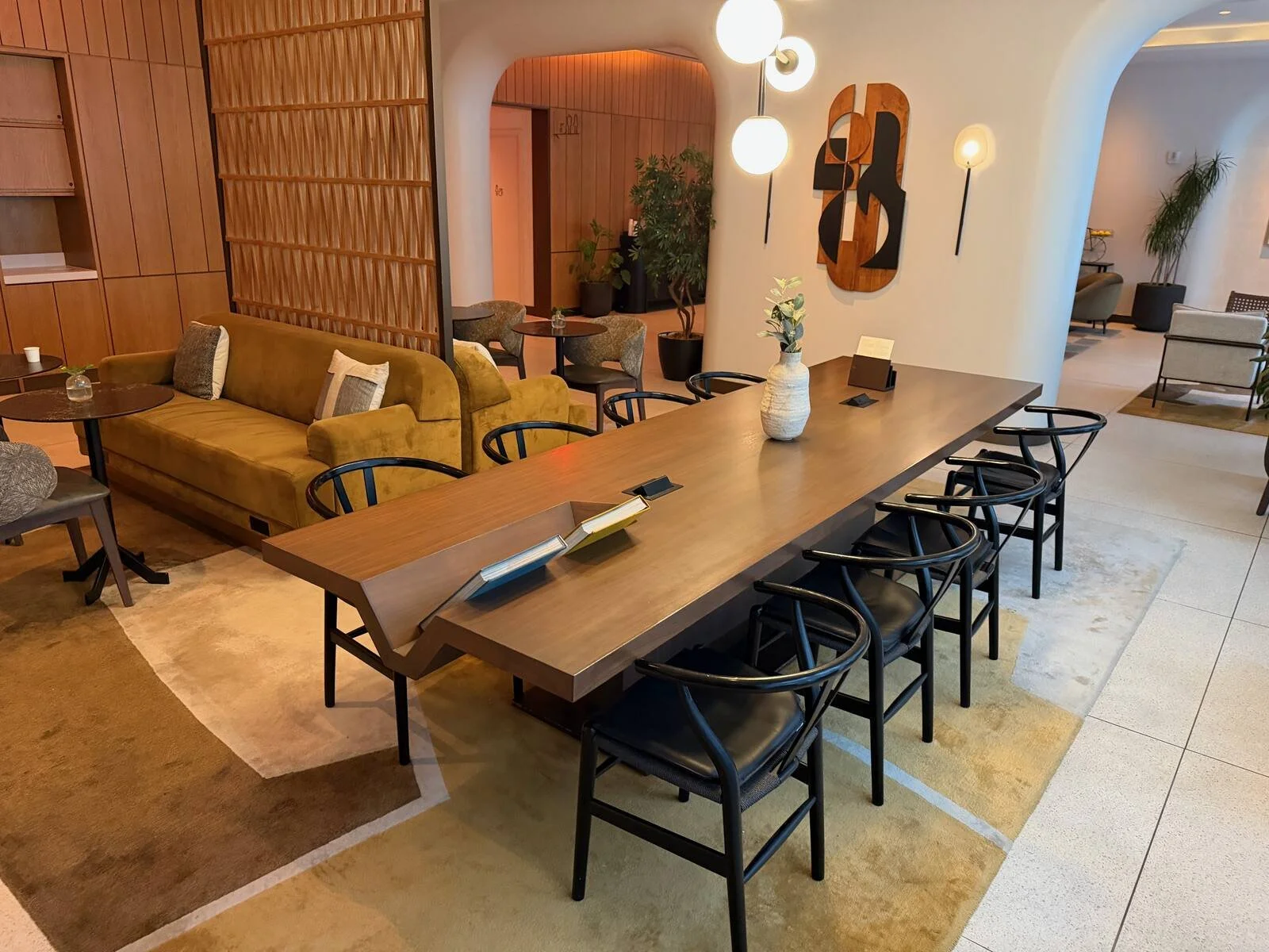 kimpton-theta-new-york-lobby-communal-table-seating