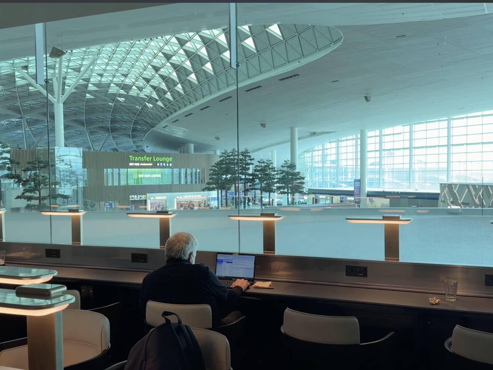 korean-air-prestige-lounge-east-workspace-desks