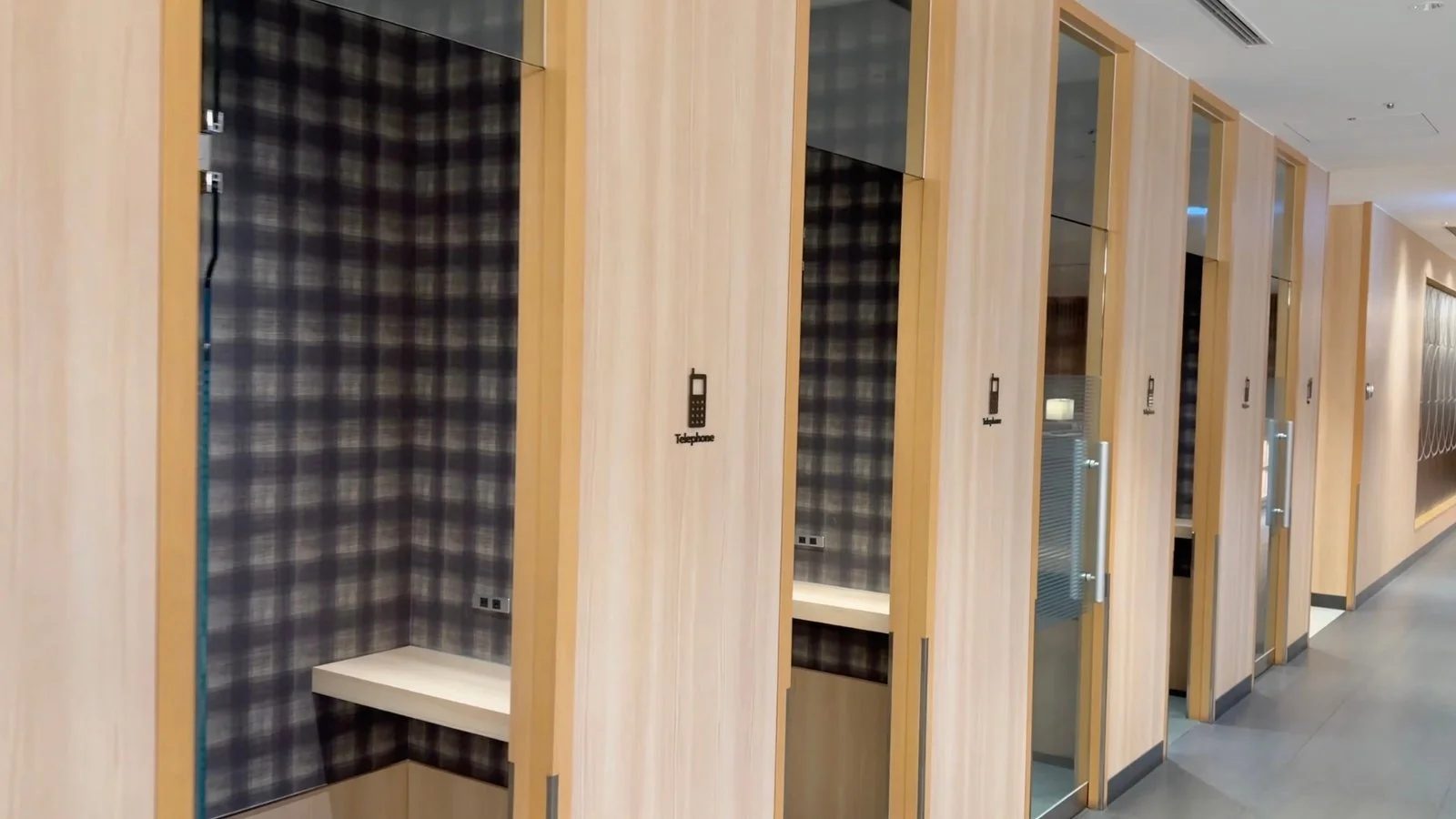 japan-airlines-sakura-lounge-sky-view-phone-booths