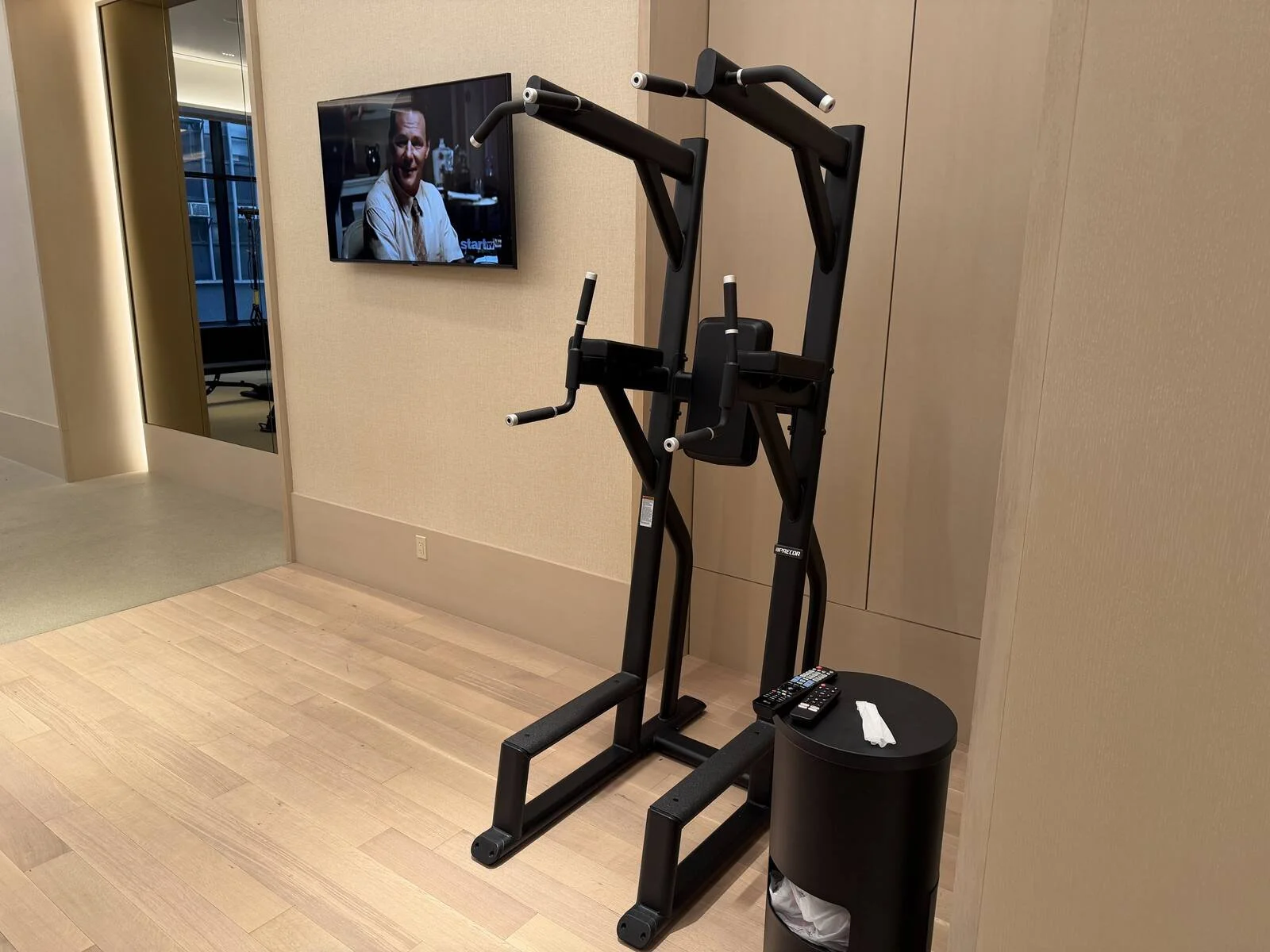 kimpton-era-midtown-new-york-fitness-center-assisted-pull-up-machine