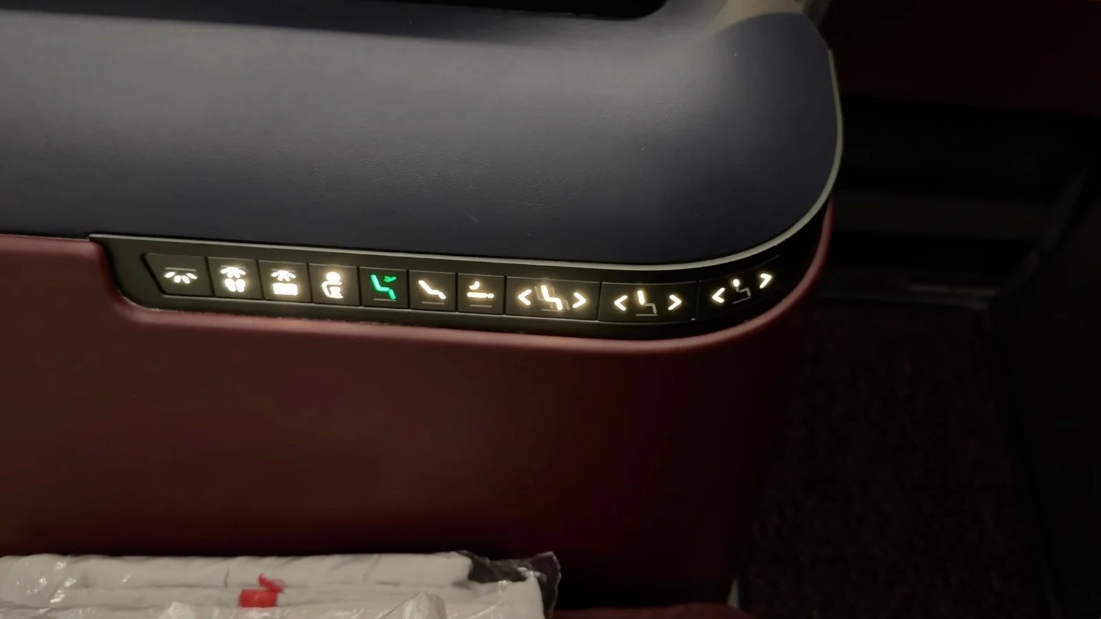 japan-airlines-a350-1000-business-class-seat-recline-controls