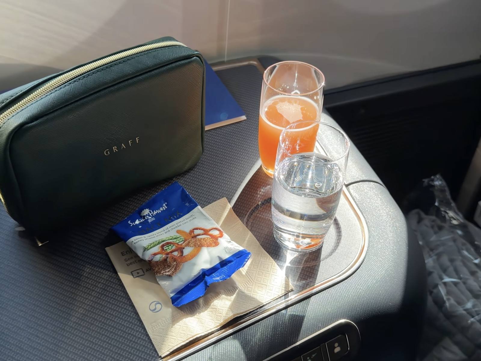 korean-air-business-class-welcome-drink-and-snack-mix.jpg