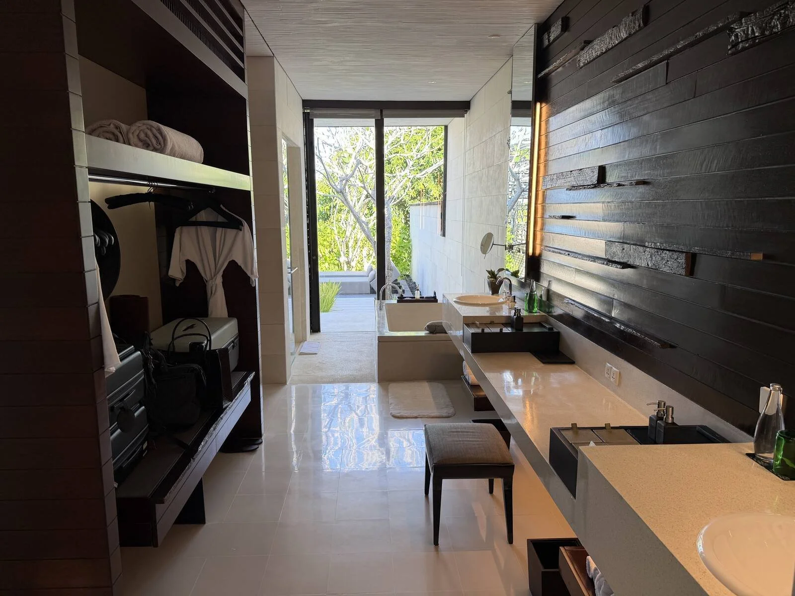 alila-villas-uluwatu-villa-bathroom-closet-bathtub-garden