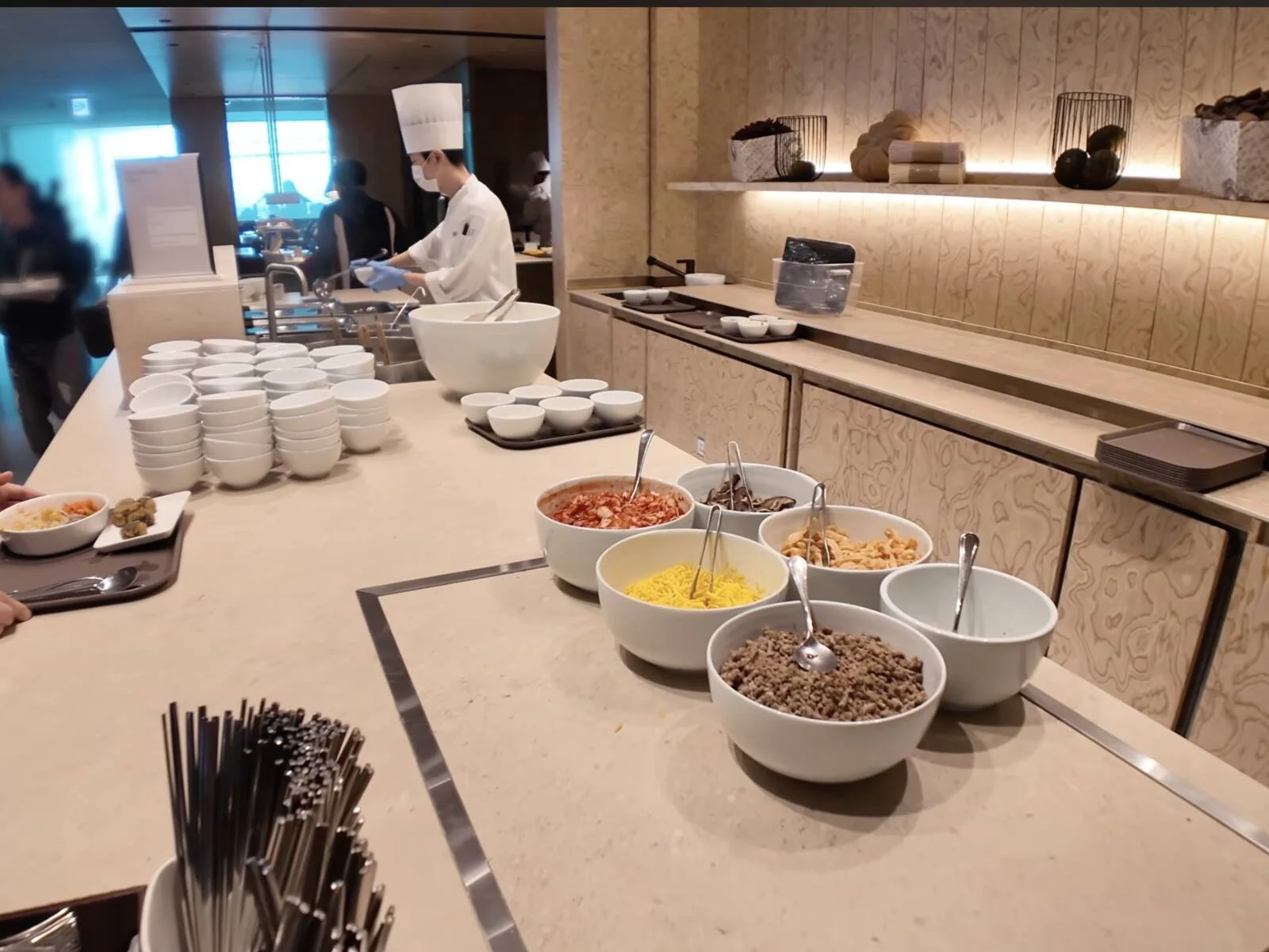 korean-air-prestige-lounge-east-right-noodle-bar-sign.