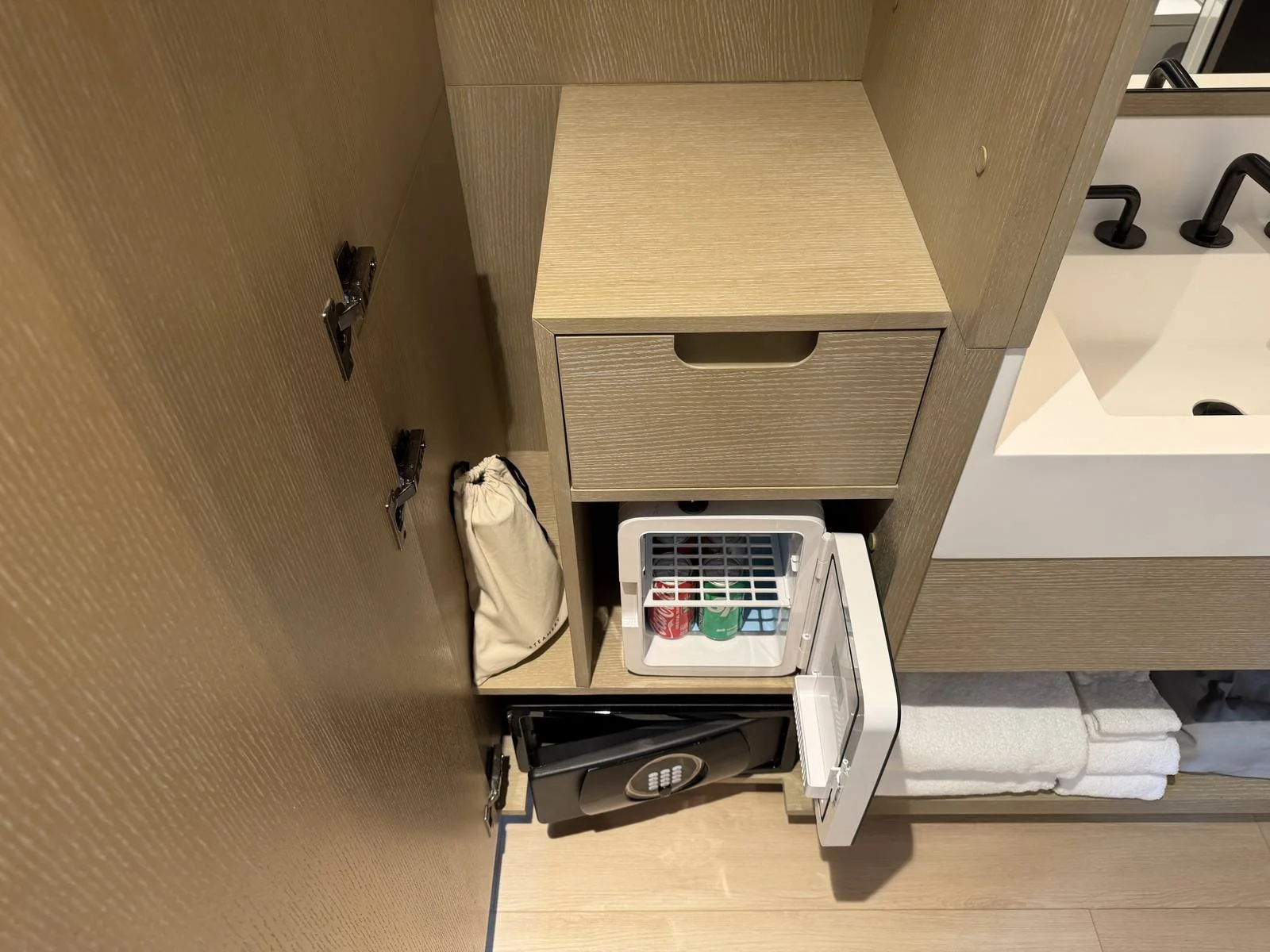 kimpton-era-midtown-new-york-queen-room-closet-storage