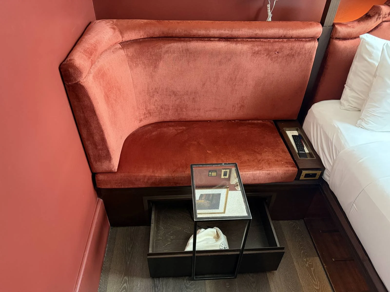 civilian-hotel-new-york-cozy-queen-room-bench-seating-side-table