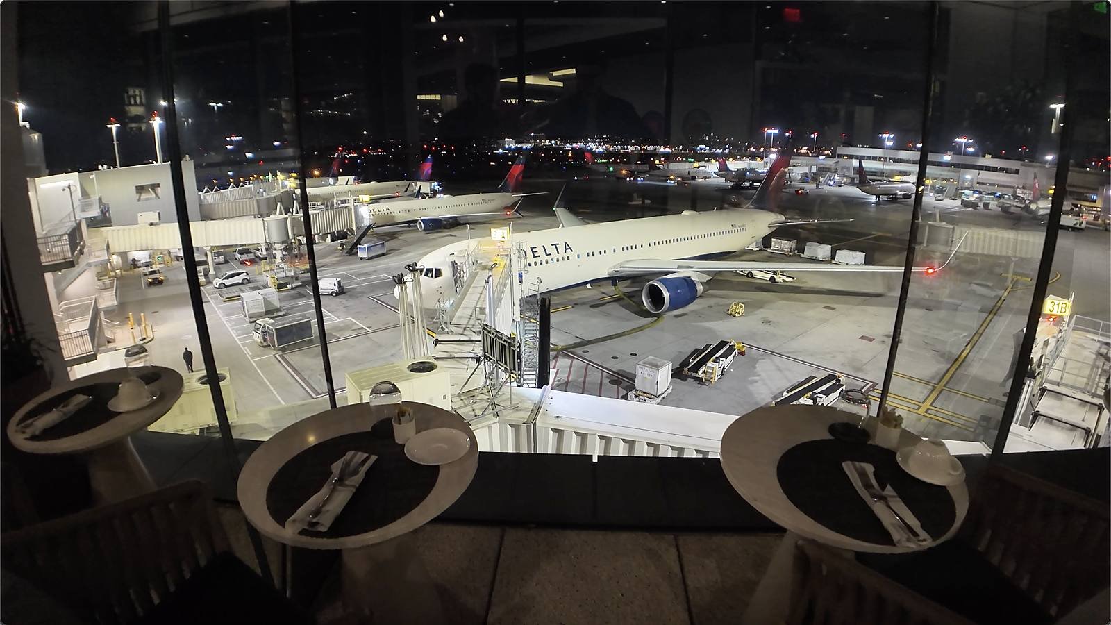 delta-one-lounge-lax-window-seating-delta-aircraft-view