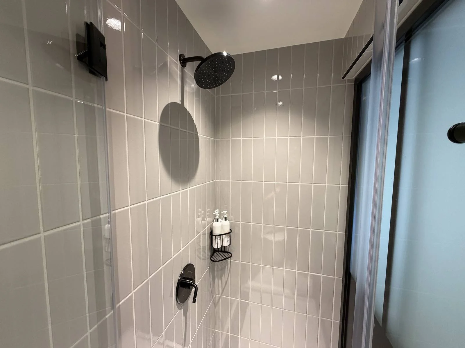 kimpton-era-midtown-new-york-queen-room-bathroom-shower