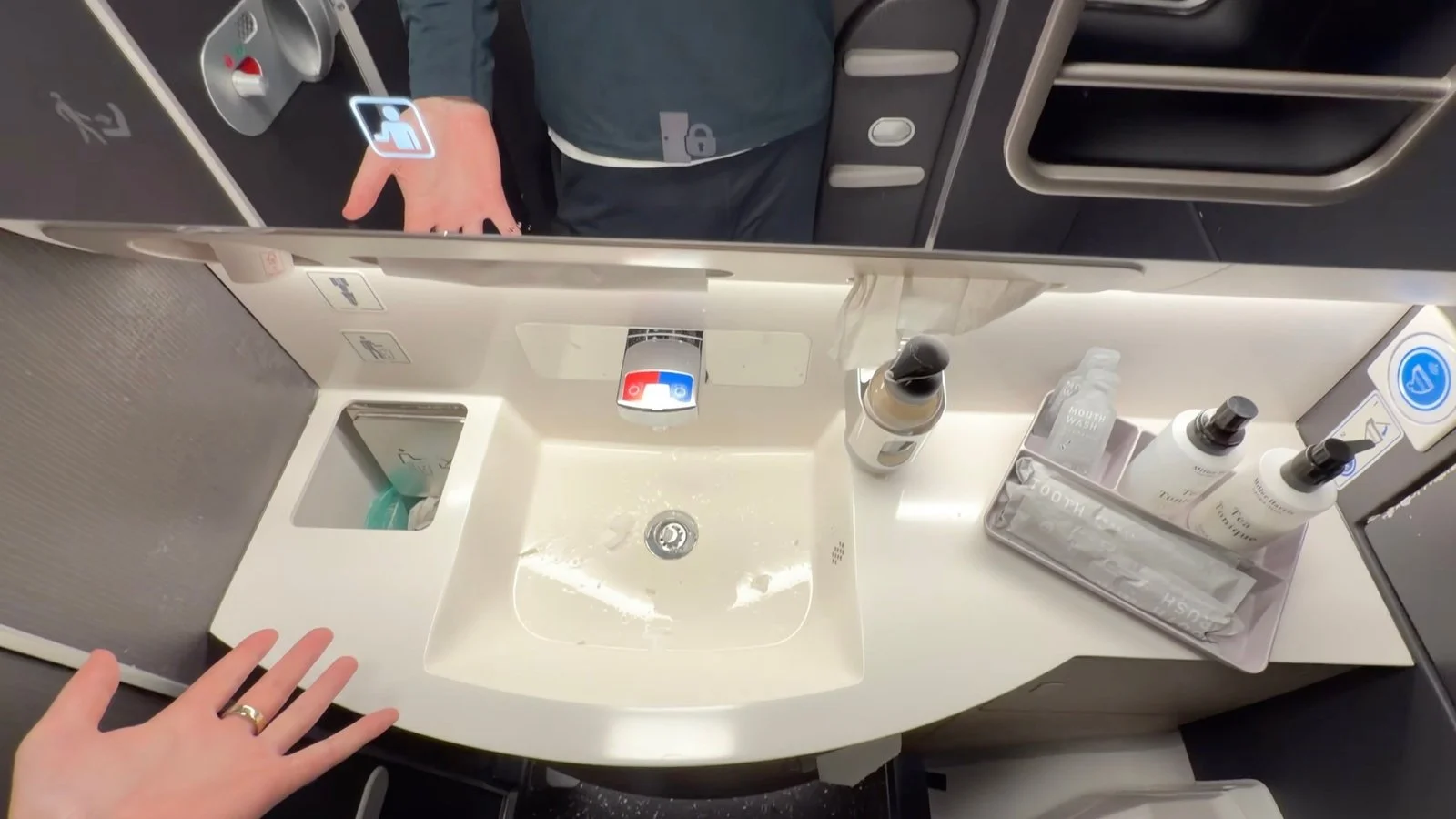 japan-airlines-a350-1000-business-class-lavatory-sink-and-amenities
