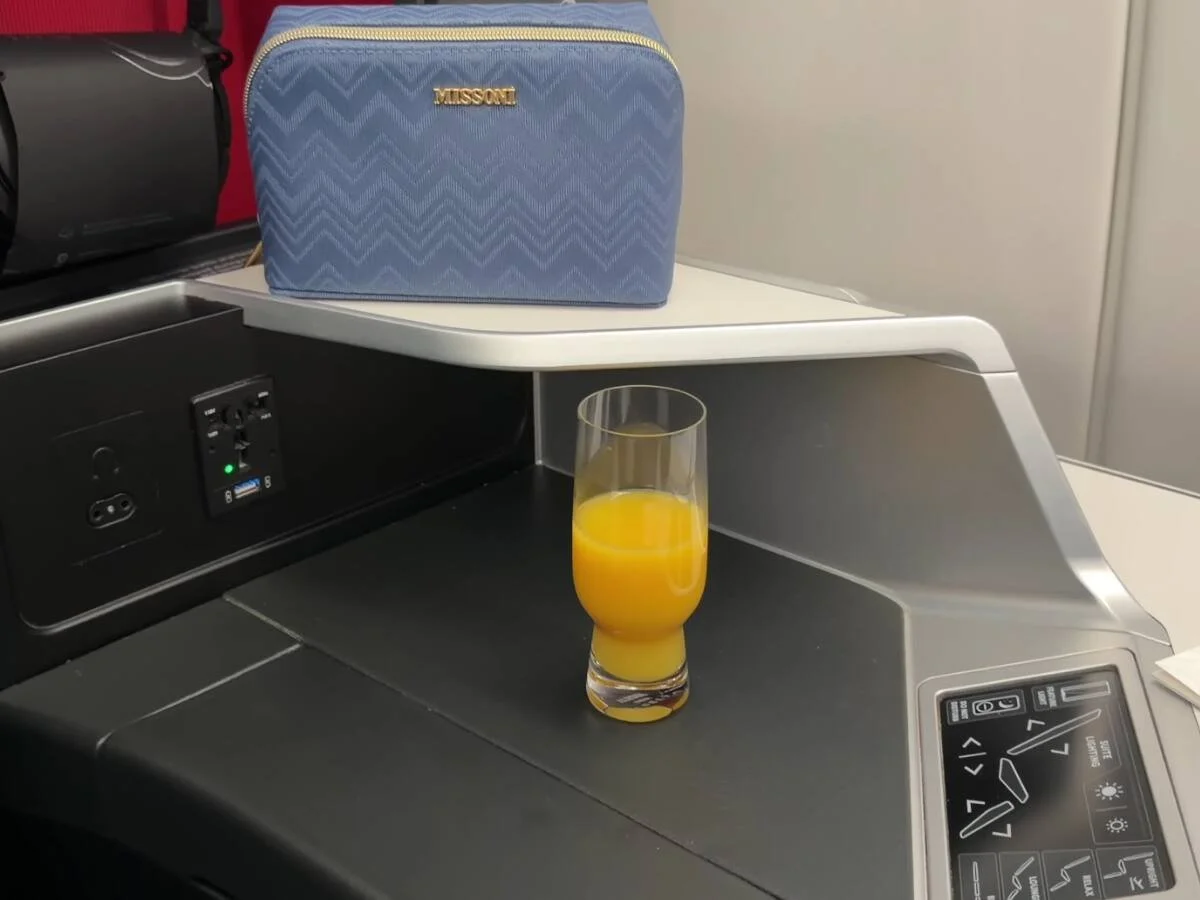 delta-one-a350-900-welcome-drink