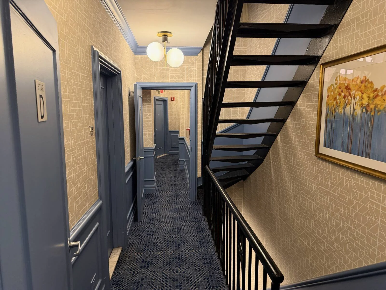 hotel-belleclaire-new-york-guest-room-hallway-staircase