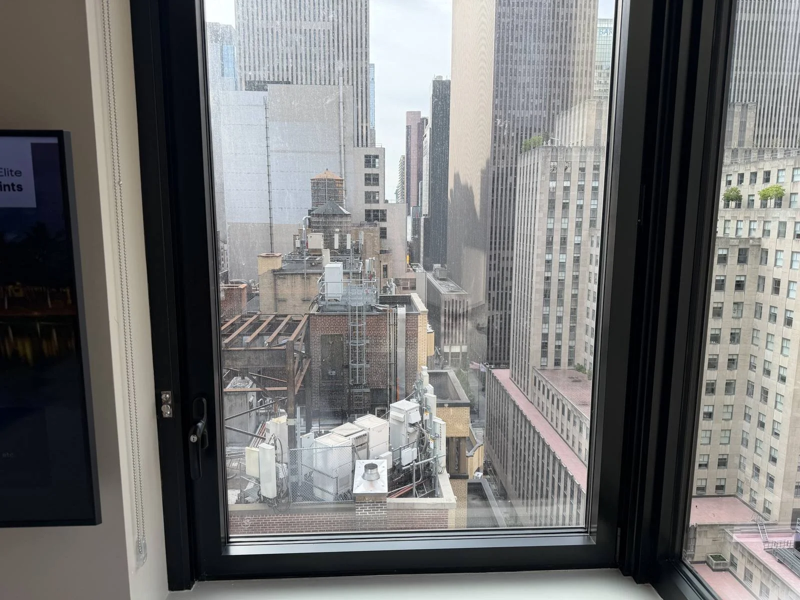kimpton-era-midtown-new-york-queen-room-window-city-view