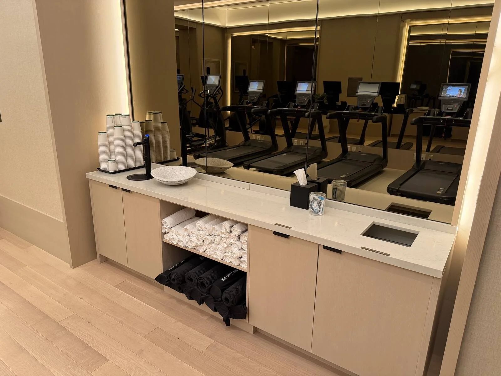 kimpton-era-midtown-new-york-fitness-center-towel-station
