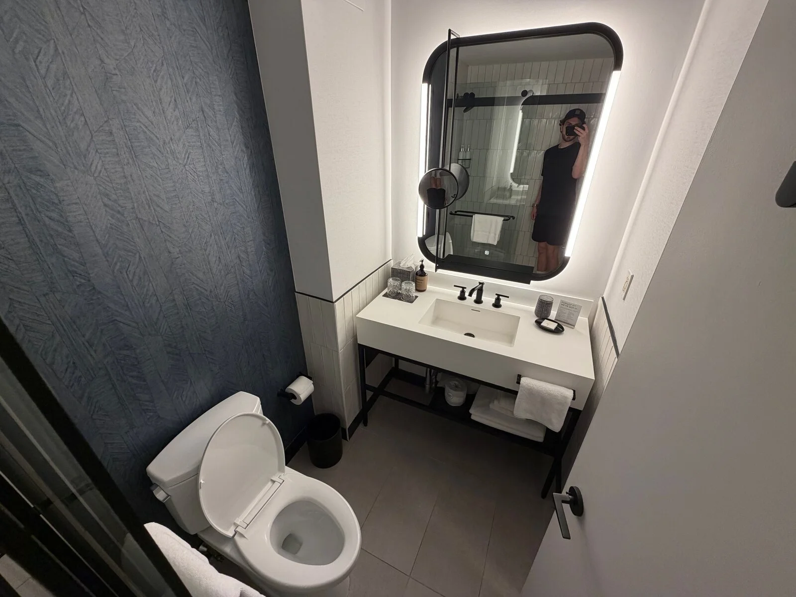 kimpton-theta-new-york-corner-king-room-bathroom-full-view