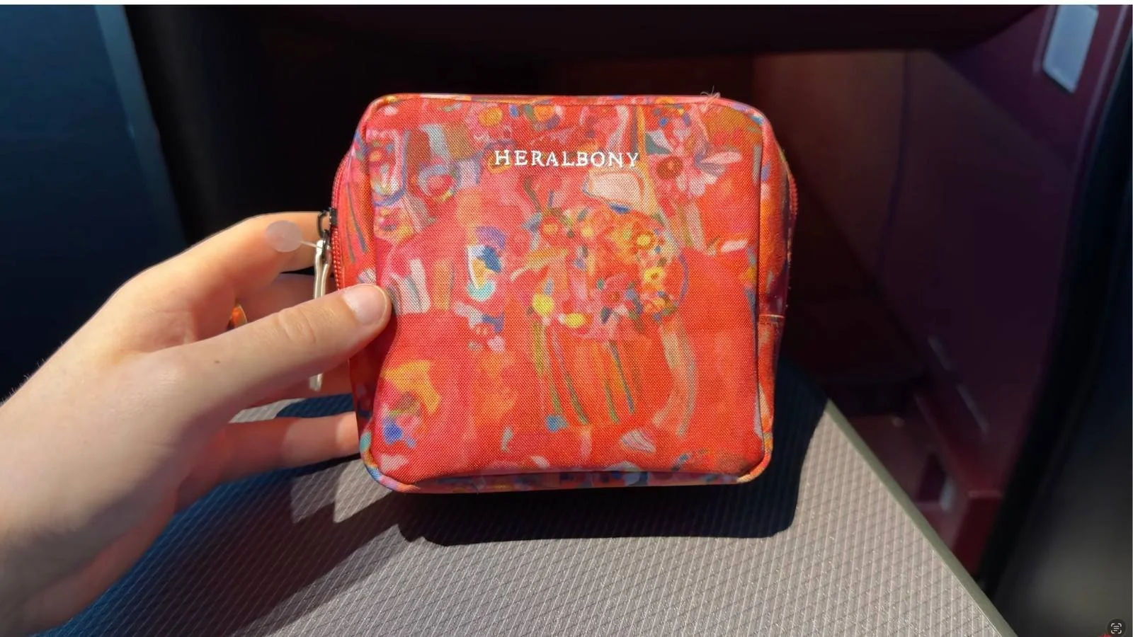 japan-airlines-a350-1000-business-class-amenity-kit-herlbony-pouch
