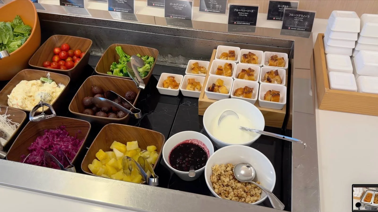 japan-airlines-sakura-lounge-sky-view-fruit-and-yogurt-station