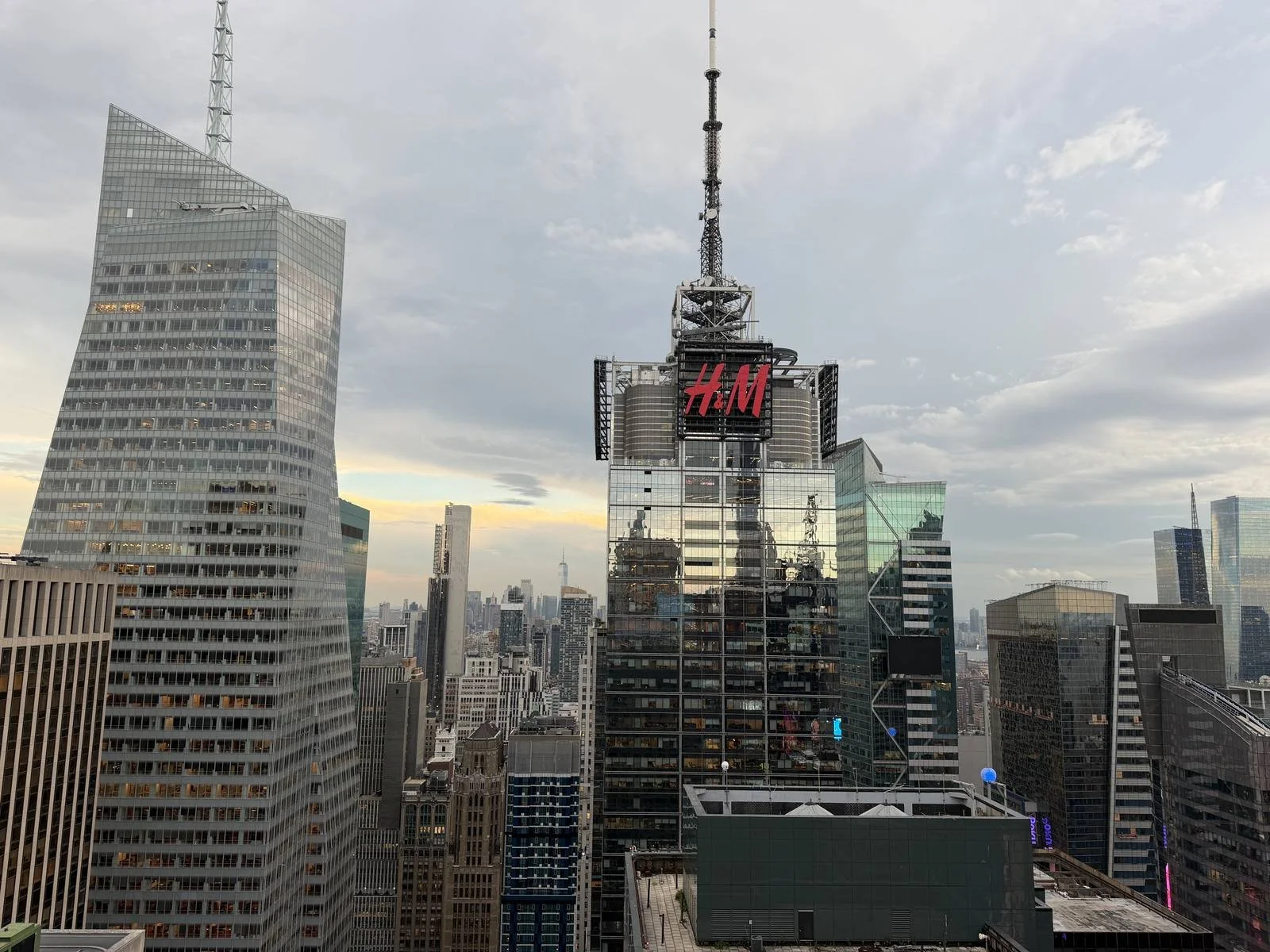 hyatt-centric-times-square-bar-fifty-four-skyline-view-hm-tower-close.jpg