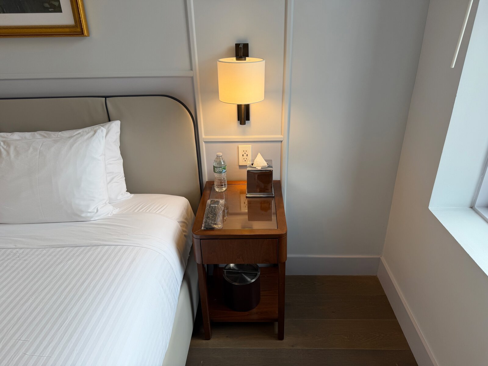hotel-belleclaire-new-york-deluxe-one-king-bedroom-bed-nightstand-close-view