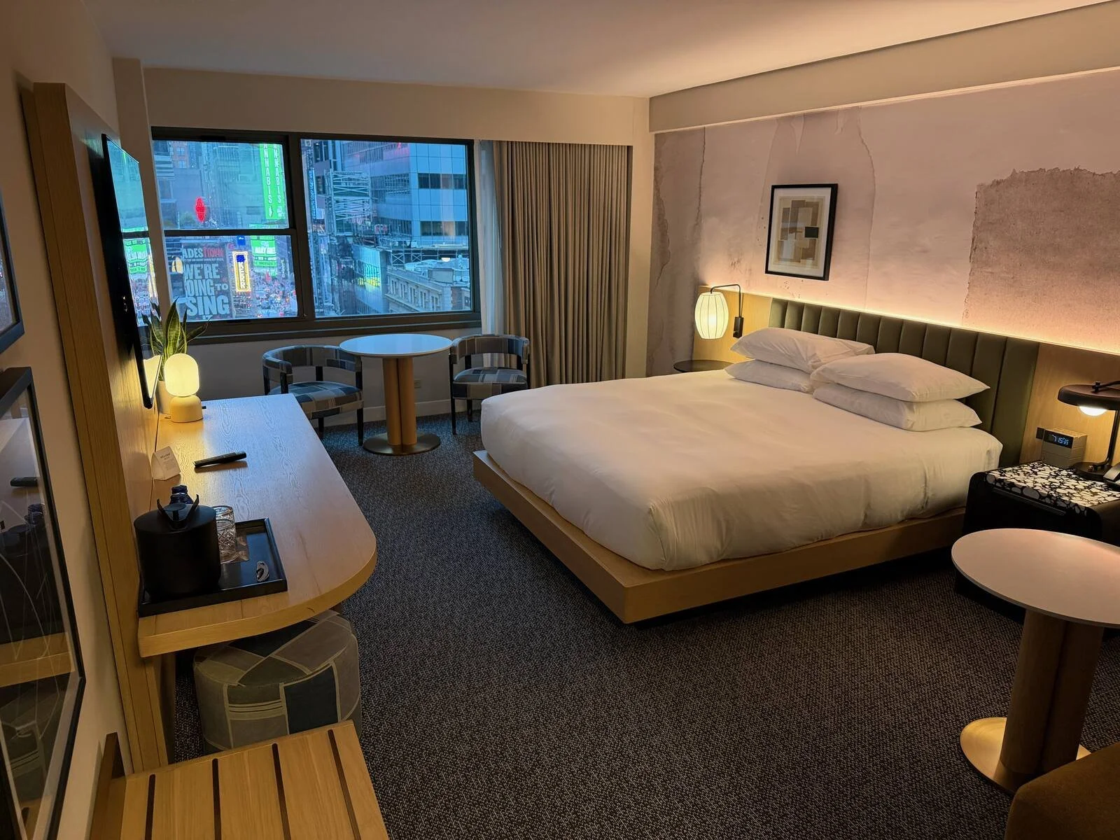 kimpton-theta-new-york-corner-king-room-bed-window-view