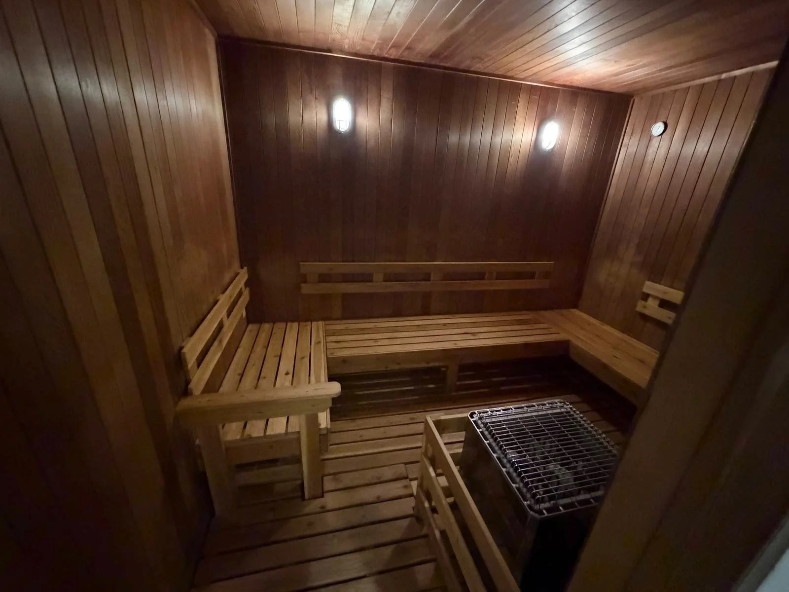 waldorf-astoria-chicago-spa-sauna-interior-benches.jpeg