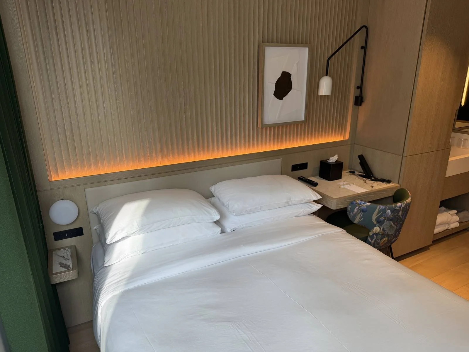 kimpton-era-midtown-new-york-queen-room-bed-window-view