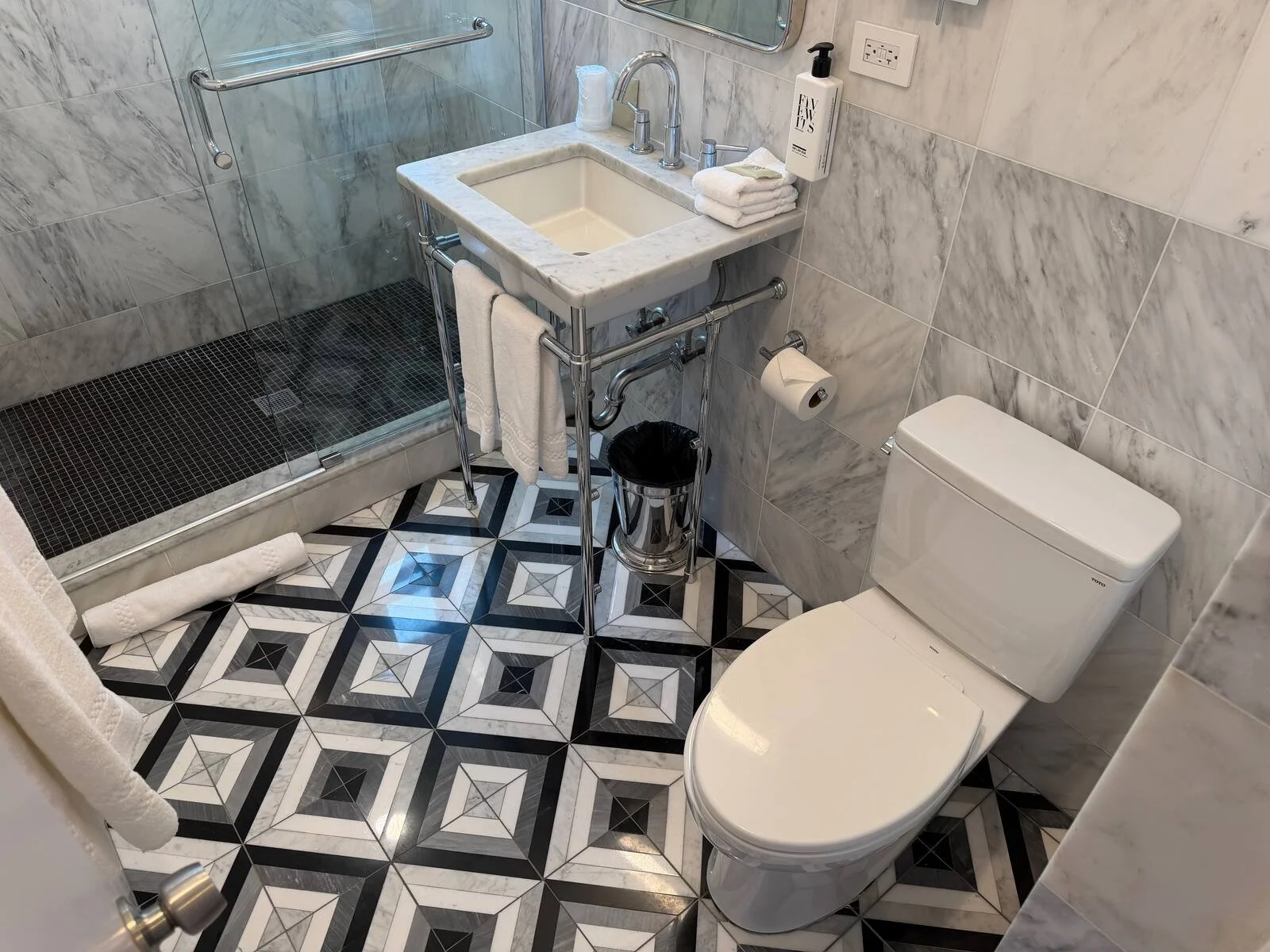 hotel-belleclaire-new-york-deluxe-one-king-bedroom-bathroom-shower-mirror-view