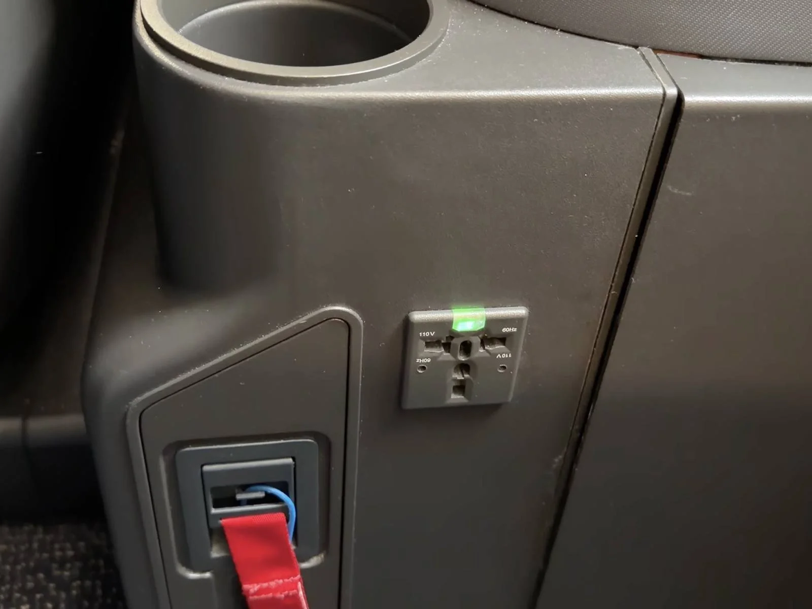 korean-air-business-class-universal-power-outlet.jpg