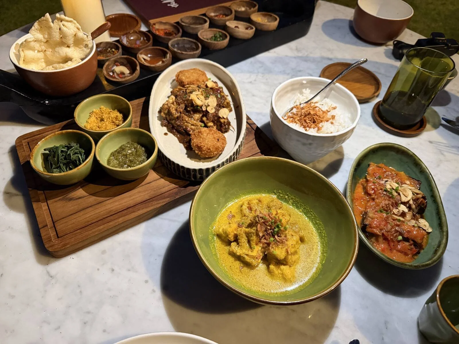 alila-villas-uluwatu-the-warung-balinese-dinner-curry-rice-dishes