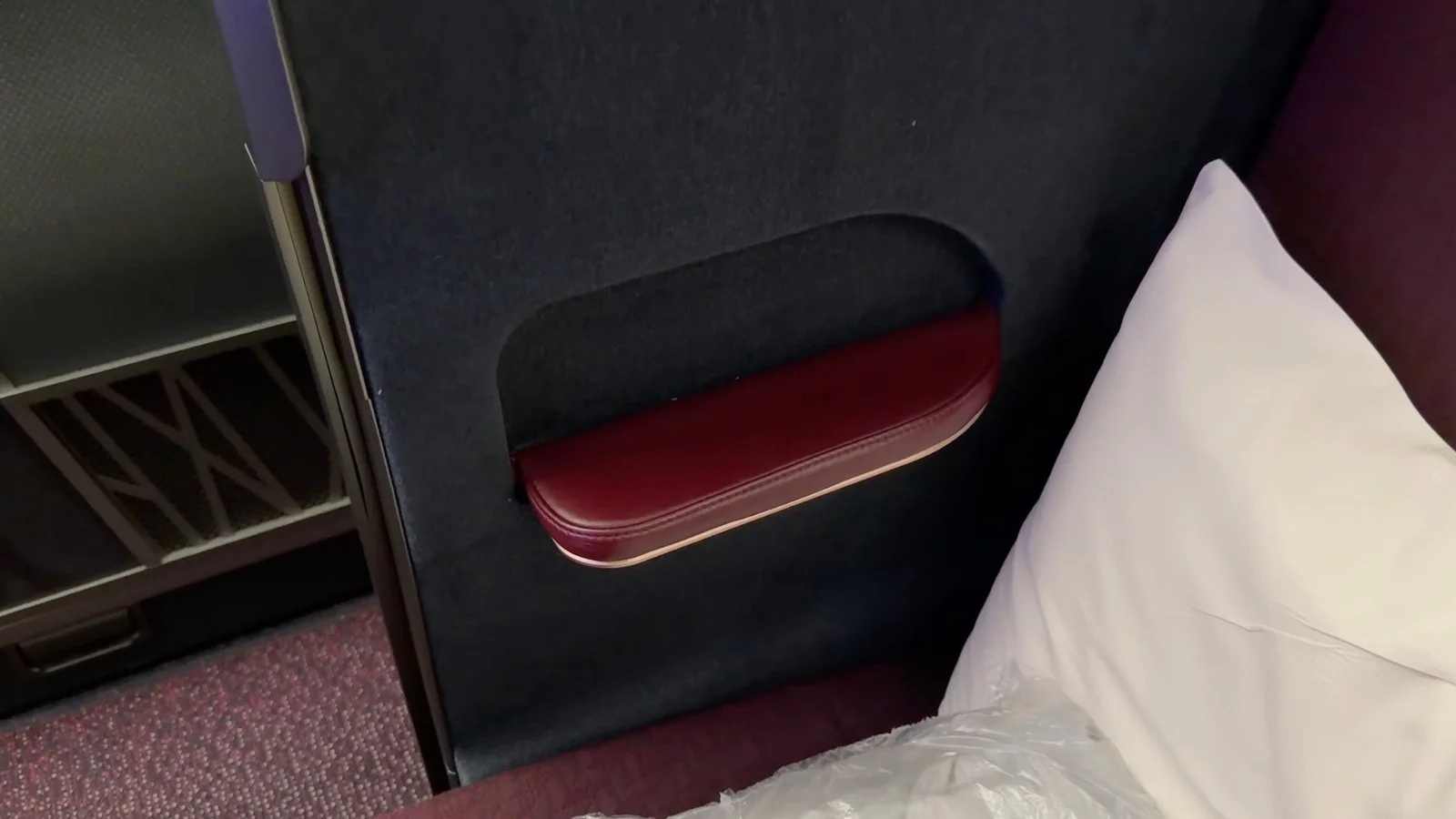 japan-airlines-a350-1000-business-class-seat-divider-handle