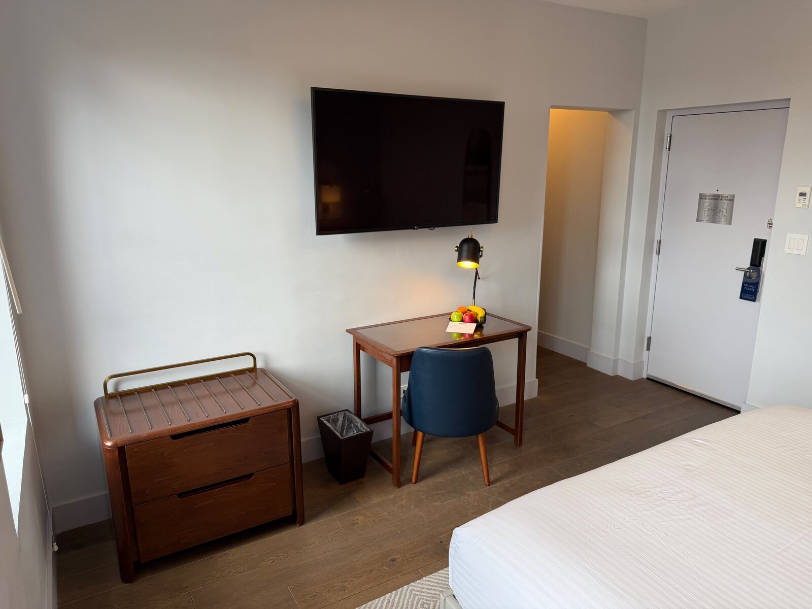 hotel-belleclaire-new-york-deluxe-one-king-bedroom-skyline-window-view-d