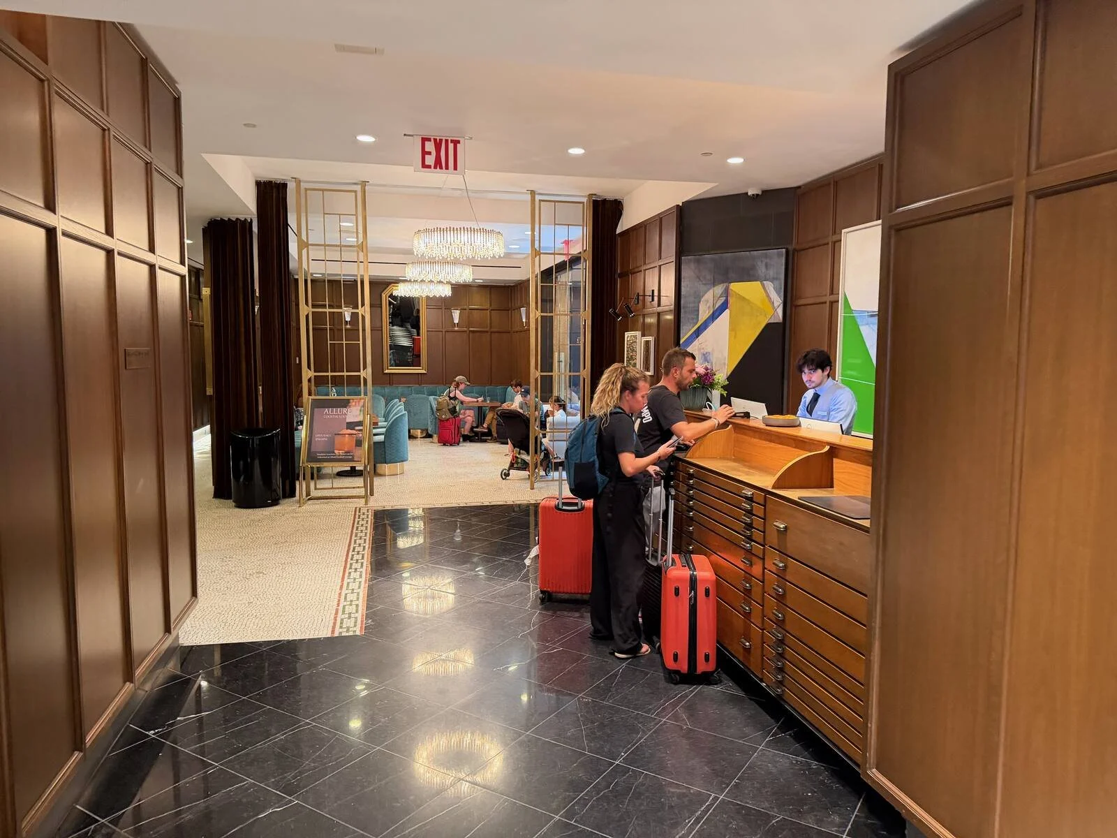 hotel-belleclaire-new-york-front-desk-check-in