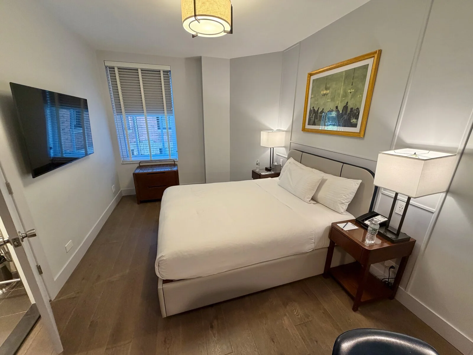 hotel-belleclaire-new-york-standard-room-bed-tv-window-view