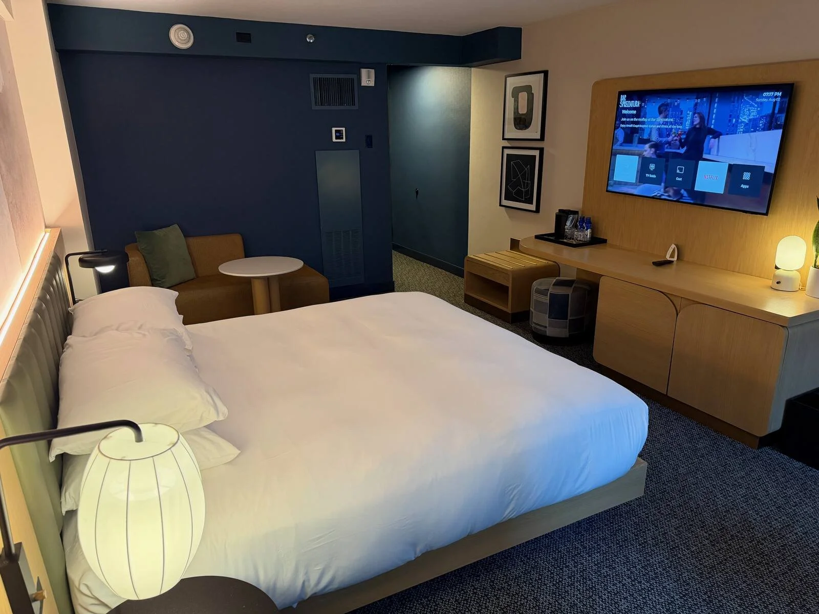 kimpton-theta-new-york-corner-king-room-overview-blue-accent-wall