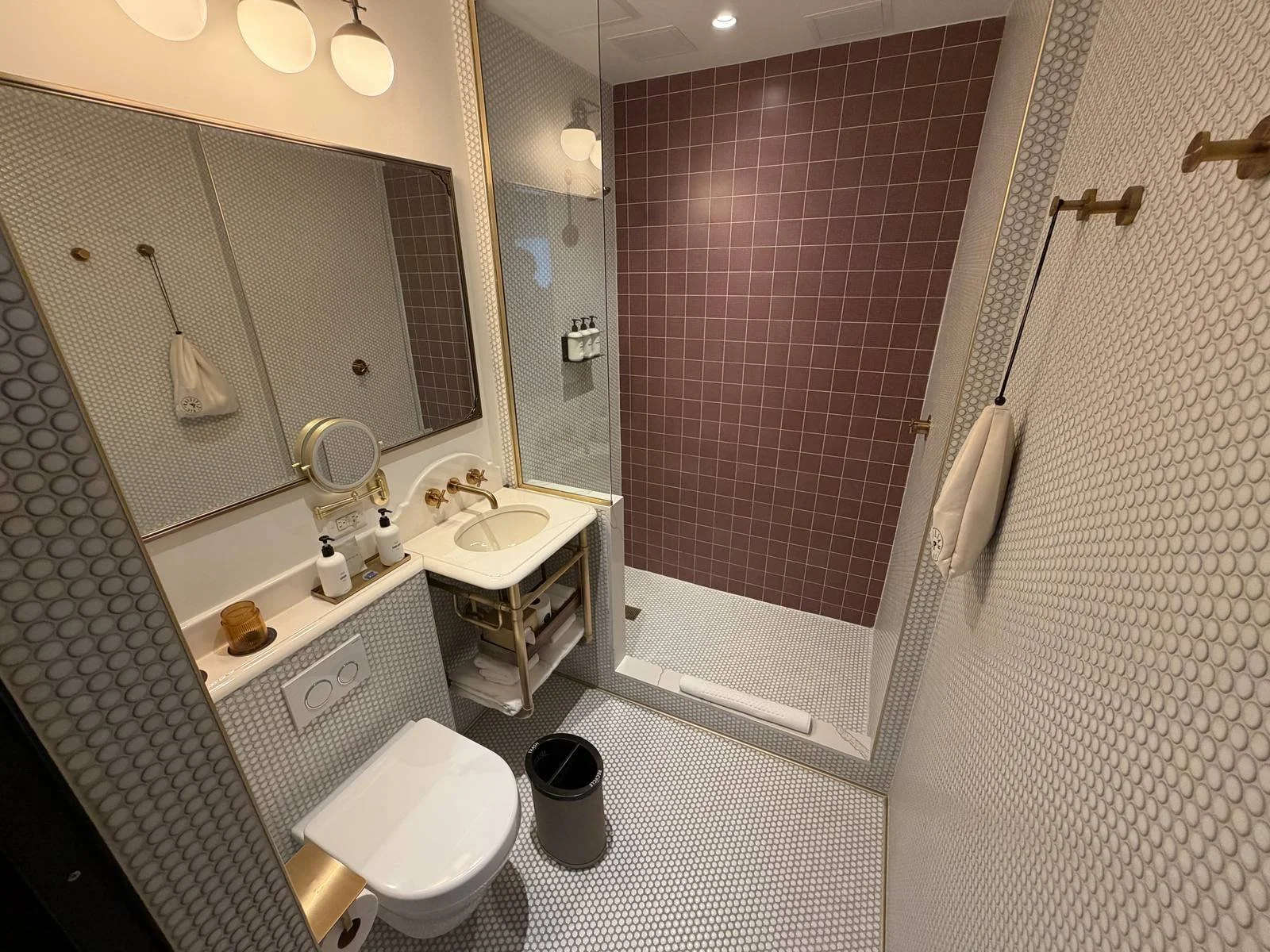 civilian-hotel-new-york-spacious-queen-room-bathroom-overview
