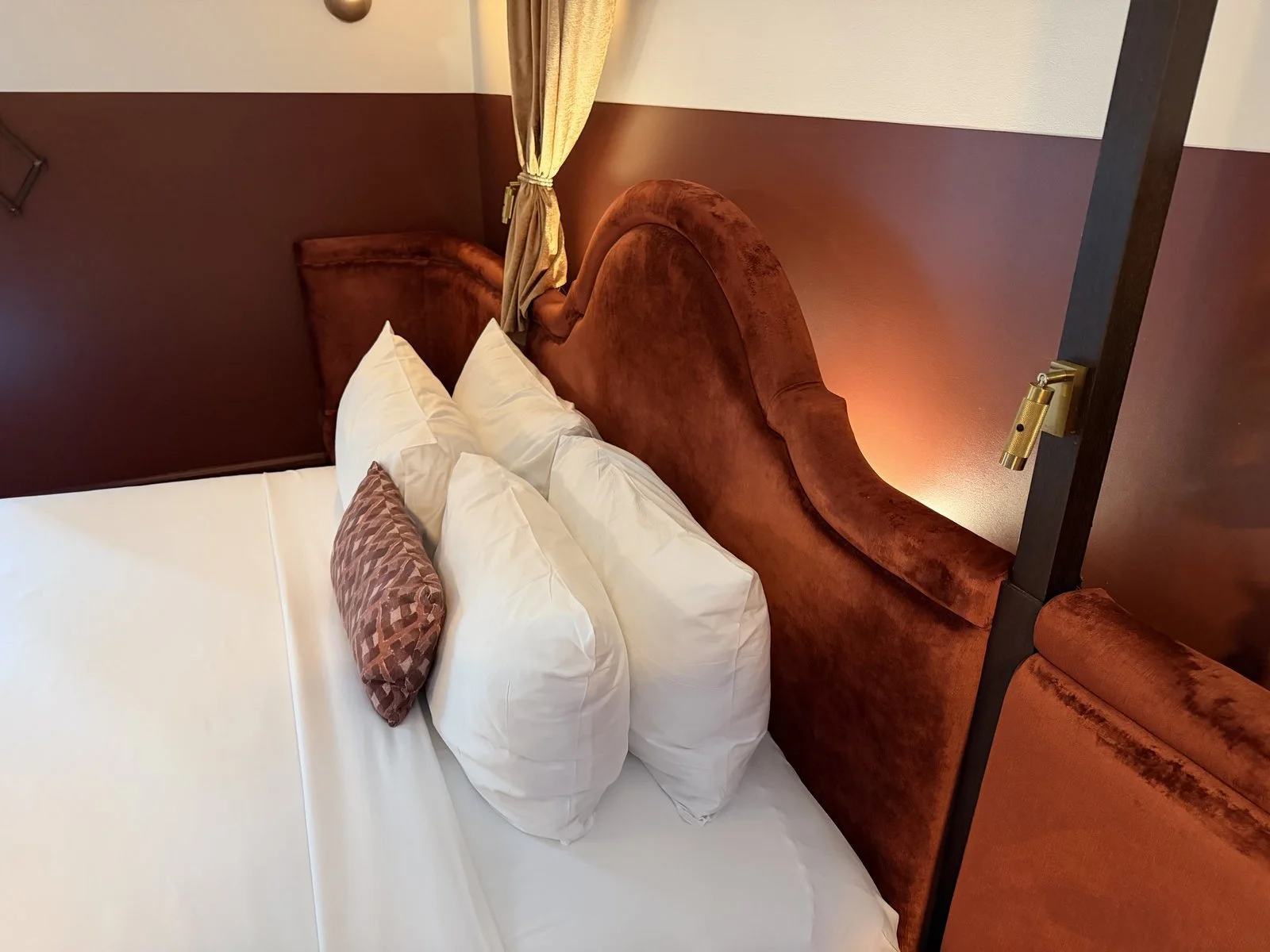 civilian-hotel-new-york-spacious-king-room-headboard-pillows-detail-a