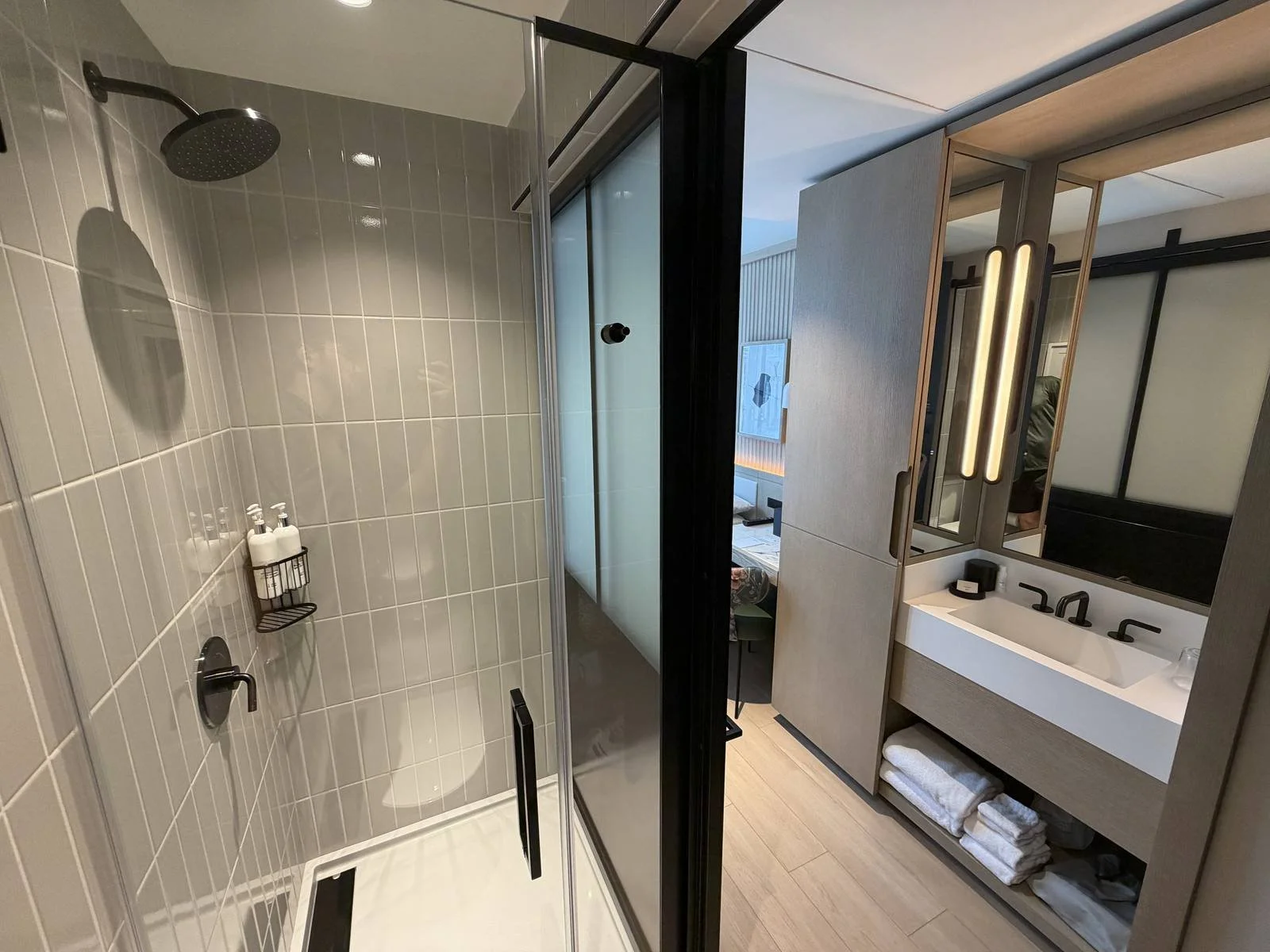 kimpton-era-midtown-new-york-queen-room-bathroom-sink